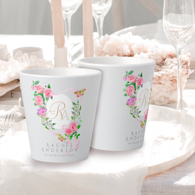 Rosa Ribbon Chic Monogram Gray Latte Tasse (Romantic Pink Rose Monogram Grey Latte Mug.)