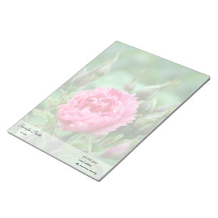 Rosa rosa Blume und grüne Blätter. Notizblock