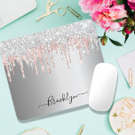 Rosa Rosa Glitzer Tropfen funkelndes Monogramm Mousepad<br><div class="desc">Ein elegantes, gürtelndes und gläsernes Mauspad. Ein Imitat silberner Hintergrund. Mit silber und rot rosa dekoriert, glitzernde Imitate Glitzer Tropfen, Farbe Tropfen aussehen. Ein bisschen Alltag Luxus und Glücksspiel. Personalisieren Sie Ihren Namen und fügen Sie ihn hinzu. Der Name ist mit einem modernen handgeschriebenen Stilskript geschrieben. Dunkelgraue Buchstaben. Um die...</div>