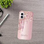 Rosa Rosa Rosa Gold Metallische Bezeichnung Monogr iPhone 16 Hülle<br><div class="desc">Ein elegantes,  mädchenhaftes und gläsernes Gehäuse. Imitate Rose Gold und rosa Glitzer Tropfen,  malen Tropfen. Chic rot rosa Imitate metallisch aussehend Hintergrund. Personalisieren Sie Ihren Namen und schreiben Sie ihn mit einem modernen,  handgeschriebenen Stil. Dunkle Rose goldfarbene Buchstaben.</div>