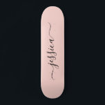 Rosa-Rosa-Skateboard Skateboard<br><div class="desc">Girly Skateboard mit einem rot-rosa Hintergrunddesign und einem eleganten,  handgeschriebenen Skript. Personalisieren Sie mit Ihrem Namen.</div>