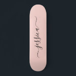 Rosa-Rosa-Skateboard Skateboard<br><div class="desc">Girly Skateboard mit einem rot-rosa Hintergrunddesign und einem eleganten,  handgeschriebenen Skript. Personalisieren Sie mit Ihrem Namen.</div>