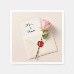 Rosa Rose auf einem gewachsenen Hochzeitsumschlag Serviette