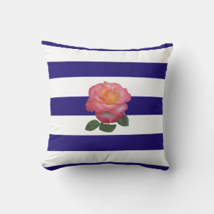 Rosa Rose auf marineblau und weiß gestreifter Wurf Kissen