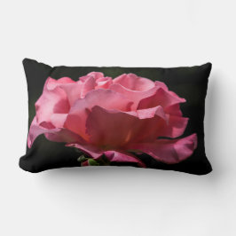 Rosa Rose auf schwarzem Throw-Kissen Lendenkissen