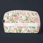 Rosa Rose Garden Travel Waschbeutel<br><div class="desc">Tragen Sie Ihre Hochzeitstage-Essentials stilvoll mit unserem eleganten Rosengarten-Reisekopf ein. Mit Aquarellfarben verziert,  ist es die perfekte Mischung aus Schönheit und Funktion für Bräute,  Brautmädchen oder Flitterwochen. Dieses Accessoire ist Teil einer Hochzeitskollektion mit den zur Verfügung stehenden Gegenständen.</div>