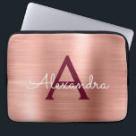 Rosa Rose Gold Burgund Edelstahl Monogramm Laptopschutzhülle<br><div class="desc">Rosa Rosa und Rose Gold- Burgundy Gold Imitats Edelstahl Metallfolien Elegant Monogram Schlauch. Diese Hülle kann auf Ihren Anfangs- und Vornamen angepasst werden.</div>