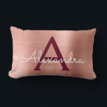 Rosa Rose Gold Burgund Edelstahl Monogramm Lendenkissen<br><div class="desc">Rotgold | Rosa Rosa und Burgund Marsala Edelstahlfolienmonogramm Name und Anfangskissen. Das Kissen macht das perfekte süße 16,  Brautparty,  Weihnachten oder Hochzeit Elegant und Moderne Geschenk für jemanden,  der ihr Zimmer in Rose Gold dekoriert.</div>