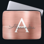 Rosa Rose Gold Edelstahl Monogramm Laptopschutzhülle<br><div class="desc">Rose Gold - Rosafarbene Imitate Edelstahl Metallfolie Moderne und elegante Monogram Schlacke. Diese mit Monogramm personalisierte Laptop-Hülle kann auf Ihren Anfangs- und Vornamen angepasst werden und macht ein perfektes Weihnachts- oder Geburtstagsgeschenk.</div>