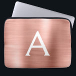 Rosa Rose Gold Edelstahl Monogramm Laptopschutzhülle<br><div class="desc">Rose Gold - Rosafarbene Imitate Edelstahl Metallfolie Moderne und elegante Monogram Schlacke. Diese mit Monogramm personalisierte Laptop-Hülle kann auf Ihren Anfangs- und Vornamen angepasst werden und macht ein perfektes Weihnachts- oder Geburtstagsgeschenk.</div>