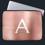 Rosa Rose Gold Edelstahl Monogramm Laptopschutzhülle<br><div class="desc">Rose Gold - Rosafarbene Imitate Edelstahl Metallfolie Moderne und elegante Monogram Schlacke. Diese mit Monogramm personalisierte Laptop-Hülle kann auf Ihren Anfangs- und Vornamen angepasst werden und macht ein perfektes Weihnachts- oder Geburtstagsgeschenk.</div>