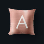 Rosa Rose Gold gebürstetes Metal Monogramm Name Kissen<br><div class="desc">Rosa Rosa - Rose Gold Foil gebürstetes Metal Monogramm Name und Anfangskissen. Das mit Monogramm Kissen ist das perfekte Brautparty,  Junggeselinnen-Abschied,  Babydusche,  Hochzeit oder Süß 16,  18,  21,  30,  40,  50 oder 60. Geburtstag Geschenk für jemanden,  der sein Zimmer in elegantem und modernem Rose Gold dekoriert.</div>