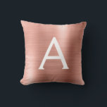 Rosa Rose Gold gebürstetes Metal Monogramm Name Kissen<br><div class="desc">Rosa Rosa - Rose Gold Foil gebürstetes Metal Monogramm Name und Anfangskissen. Das mit Monogramm Kissen ist das perfekte Brautparty,  Junggeselinnen-Abschied,  Babydusche,  Hochzeit oder Süß 16,  18,  21,  30,  40,  50 oder 60. Geburtstag Geschenk für jemanden,  der sein Zimmer in elegantem und modernem Rose Gold dekoriert.</div>