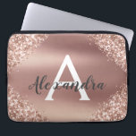 Rosa Rose Gold Glitzer und Sparkle Monogramm Laptopschutzhülle<br><div class="desc">Rosa Rose Gold Imitat Glitzer und glatter,  metallischer Foil Elegant Monogram Case. Dieser Fall kann individuell auf Ihren Anfangs- und Vornamen angepasst werden.</div>