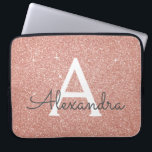 Rosa Rose Gold Glitzer und Sparkle Monogramm Laptopschutzhülle<br><div class="desc">Rosa Rose Gold Imitat Glitzer und sparkle elegante Monogram Sleeve. Dieser Fall kann individuell auf Ihren Anfangs- und Vornamen angepasst werden.</div>