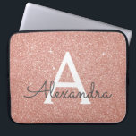 Rosa Rose Gold Glitzer und Sparkle Monogramm Laptopschutzhülle<br><div class="desc">Rosa Rose Gold Imitat Glitzer und sparkle elegante Monogram Sleeve. Dieser Fall kann individuell auf Ihren Anfangs- und Vornamen angepasst werden.</div>