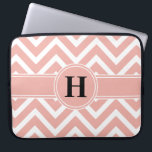 Rosa Rose Gold Imitate Fohlen Zickzack Monogramm Laptopschutzhülle<br><div class="desc">Schützen Sie Ihren Laptop stilvoll mit diesem eleganten und gürtelig hübschen Rosa Ärmel. Das Design zeichnet sich durch die Rose von Gold-Folie aus Weiß und Imitat, Zickzack zack-Muster und Streifen, und Ihr personalisiertes Monogramm in einem einfachen modernen schwarzen Typografie-Schriftart aus. Dieses stilvolle und trendige Computergehäuse macht sie zum eleganten Geschenk....</div>