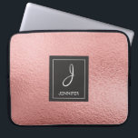 Rosa Rose Gold Imitats Fotolongram Laptopschutzhülle<br><div class="desc">Rosa Rose Gold Imitate belichten elegante Monogramm-Gehäuse. Dieser Fall kann so angepasst werden,  dass er Ihren Anfangs- und Vornamen enthält.</div>