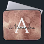 Rosa Rose Gold Metallic Foil Laptopschutzhülle<br><div class="desc">Rosa Rose Gold Imitate Metallic Foil Girly Glam Fall oder Herbst Leaf Muster Monogram Case. Dieser Fall kann so angepasst werden,  dass er Ihren Anfangs- und Vornamen enthält. Wenn Sie passende Artikel wünschen,  wenden Sie sich bitte an den Designer.</div>