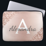 Rosa Rose Gold Metallischer Glitzer Monogramm Laptopschutzhülle<br><div class="desc">Rosa Rose Gold Metallischer Glitzer und sparkle Moderne und elegante Monogram Case. Dieses Gehäuse kann auf Ihren Anfangs- und Vornamen angepasst werden und macht ein großartiges mädchenhaftes oder süßes 16 Geburtstagsgeschenk.</div>