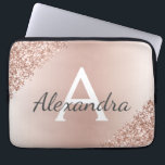 Rosa Rose Gold Metallischer Glitzer Monogramm Laptopschutzhülle<br><div class="desc">Rosa Rose Gold Metallischer Glitzer und sparkle Moderne und elegante Monogram Case. Dieses Gehäuse kann auf Ihren Anfangs- und Vornamen angepasst werden und macht ein großartiges mädchenhaftes oder süßes 16 Geburtstagsgeschenk.</div>