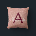 Rosa Rose Gold - Mongram des Burgund Sparkle Glitz Kissen<br><div class="desc">Blush Pink - Rose Gold und Burgundy Sparkle Glitzer Monogram Name and Initial Pillow. Das Kissen ist das ideale Geschenk für jemanden,  der sein Zimmer in Rose Gold verziert.</div>