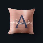Rosa Rose Gold Navy Blue Monogram Name Kissen<br><div class="desc">Blush Pink - Rose Gold und Navy Blue Foil gebürsteter Metal Monogram Name und Anfangskissen. Das Kissen ist das ideale Geschenk für jemanden,  der sein Zimmer in Rose Gold verziert.</div>