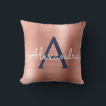 Rosa Rose Gold Navy Blue Monogram Name Kissen<br><div class="desc">Blush Pink - Rose Gold und Navy Blue Foil gebürsteter Metal Monogram Name und Anfangskissen. Das Kissen ist das ideale Geschenk für jemanden, der sein Zimmer in Rose Gold verziert.</div>