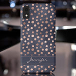 Rosa Rose Gold - Navy Blue Polka Dot Pattern Case-Mate iPhone Hülle<br><div class="desc">Blush Pink - Rose Gold Imitats Foil und Navy Blue Watercolor Hintergrund mit Girly Hand Drawn Polka Dot Pattern Smart Phone Case,  dass Sie Ihren Namen - Monogramm hinzufügen können. Bitte kontaktieren Sie den Designer,  wenn Sie weitere passende Artikel wünschen.</div>