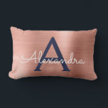 Rosa Rose Gold Navy Blue Stainless Steel Monogram Lendenkissen<br><div class="desc">Rotgold | Rosa Rosa und Navy Blue Stainless Steel Foil Monogram Name and Initial Pillow. Das Kissen macht das perfekte süße 16,  Brautparty,  Weihnachten oder Hochzeit Elegant und Moderne Geschenk für jemanden,  der ihr Zimmer in Rose Gold dekoriert.</div>