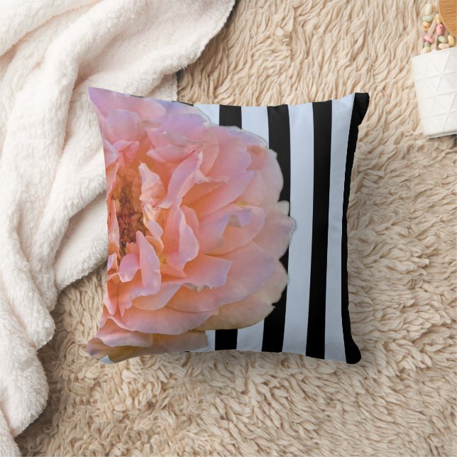 Rosa Rose mit schwarzen und blauen vertikalen Stre Kissen (Decke)