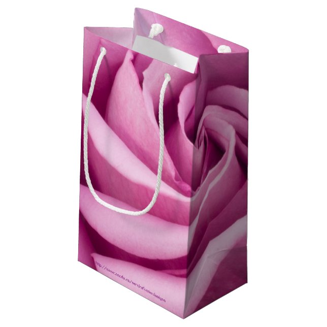 Rosa Rose nach Perfektion geklappt Kleine Geschenktüte (Rückseite Schrägansicht)