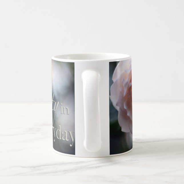 Rosa Rose suchen nach der Schönheit in der Kaffeetasse (Henkel)