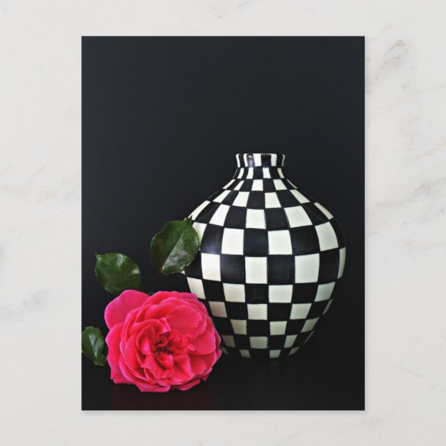 Rosa Rose und karierte Vase Postkarte (Vorderseite)