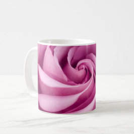 Rosa Rose wird zur perfekten Tasse geklappt