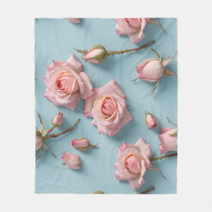Rosa Rosen auf einem hellblauen Hintergrund verstr Fleecedecke