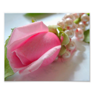 Rosa Rosen-Blumenknospe mit Perlenhalskette Fotodruck
