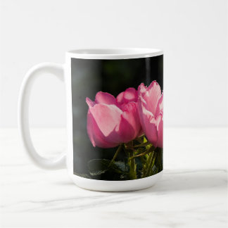 Rosa Rosen im goldenen Gartenlicht Kaffeetasse