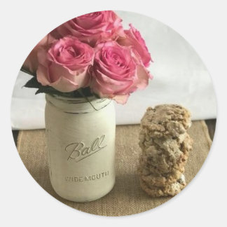 Rosa Rosen in einem Canning Jar und Cookies Runder Aufkleber
