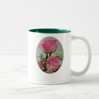 Rosa Rosen, nehmen Zeit, die Rosen zu riechen… Zweifarbige Tasse