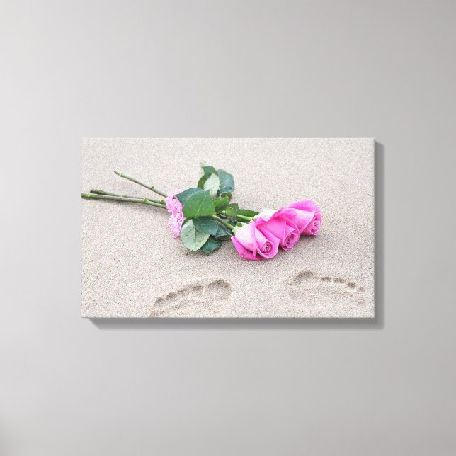 Rosa Rosen und Fußabdrücke aus Sand Leinwanddruck (Vorderseite)
