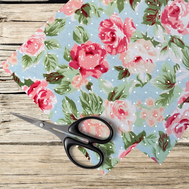 Rosa Rosen und weiße Polka Punkte auf hellblau Seidenpapier (Von Creator hochgeladen)