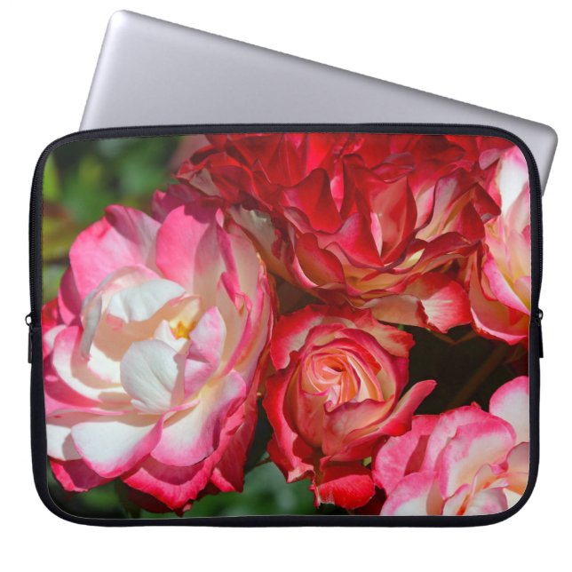 Rosa Rosenblüten Laptopschutzhülle (Vorderseite)