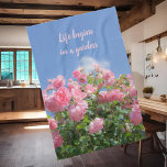 Rosa Rosenstrauch unter blauem Himmel, Brauch Geschirrtuch<br><div class="desc">Dieses Küchenhandtuch mit rosa Rosenstrauch unter blauem Himmel - ein wunderbares Motiv für jeden Rose- oder Blume Liebhaber! Hübsche Geschenkidee für Gärtner. Eigener Text.</div>