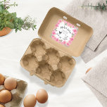 Rosa Roses Gold Blätter Bauernhof Eierkarton Quadratischer Aufkleber<br><div class="desc">Schöne rosa Rosen und Pfirsiche mit goldenem Blattwerk gepaart mit einer Hühnerabbildungen und einem rustikalen Skript für alle Ihre Informationen auf einem weißen oder kraft Hintergrund.</div>