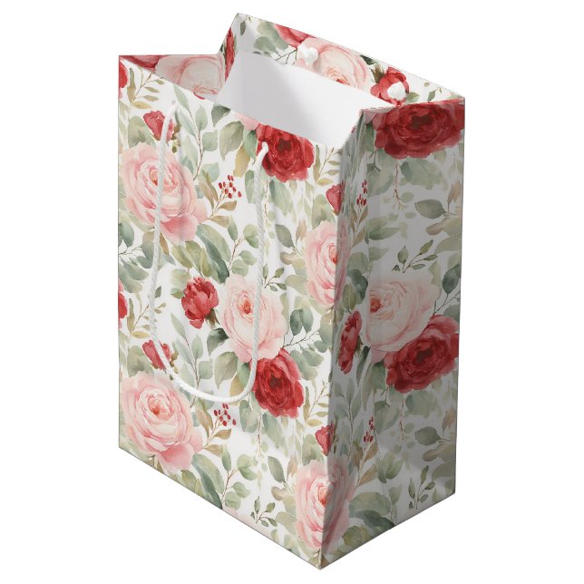 Rosa rote Rosen florale Hochzeitsbrause Mittlere Geschenktüte (Vorderseite Schrägansicht)