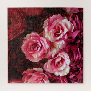 Rosa, rote Rosen: Stoffuntergrund.