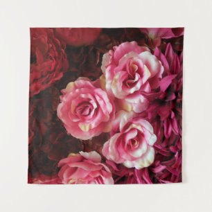 Rosa, rote Rosen: Stoffuntergrund. Wandteppich