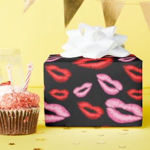 Rosa roter Lippenstiftabdruck Geschenkpapier