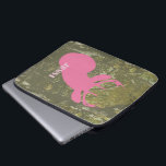 Rosa Rotwild-Kopf u. Tarnungs-Elektronik-Tasche Laptopschutzhülle<br><div class="desc">Eine Elektroniktasche,  die eine Illustration eines rosa Rotwilds kennzeichnet,  gehen über einem Hintergrund der Tarnung voran.  Personifizieren Sie mit Ihrem Namen.</div>